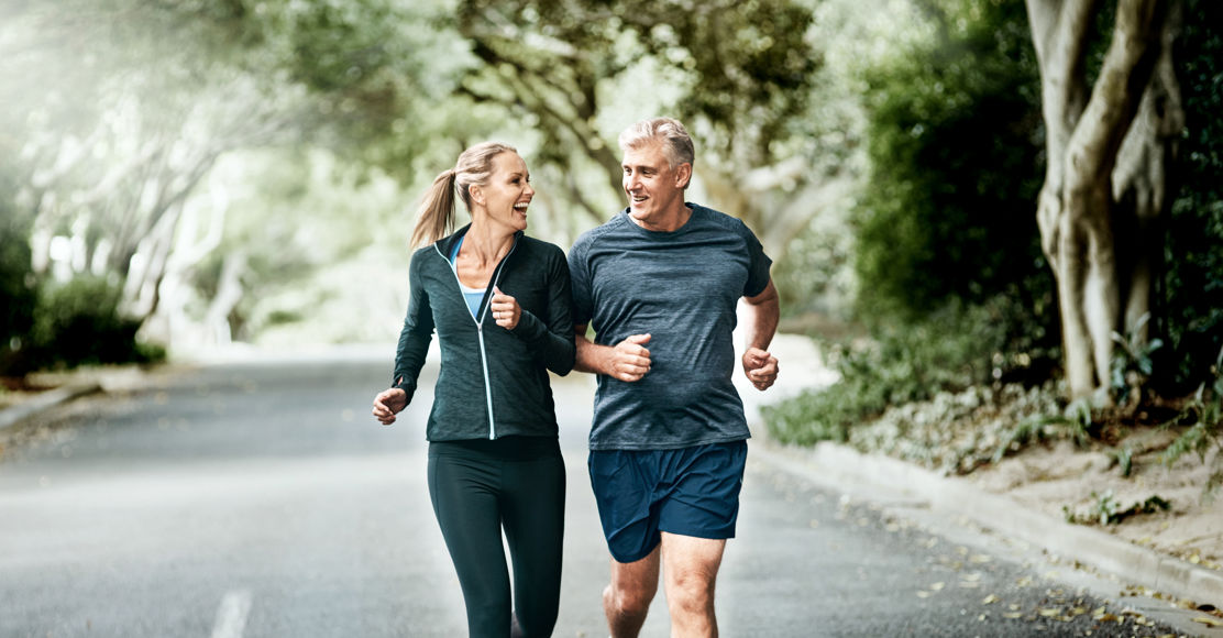 Nach der Weichenstellung für ihre finanzielle Zukunft beim TKB Pensionszentrum geniesst das Paar unbeschwert einen Jogginglauf im Park – motiviert durch klare Perspektiven, kluge Planung und langfristige Sicherheit.