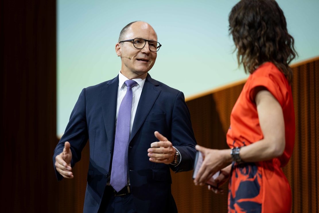 Thomas Koller, Vorsitzender der TKB-Geschäftsleitung, im Gespräch mit Moderatorin Mona Vetsch.