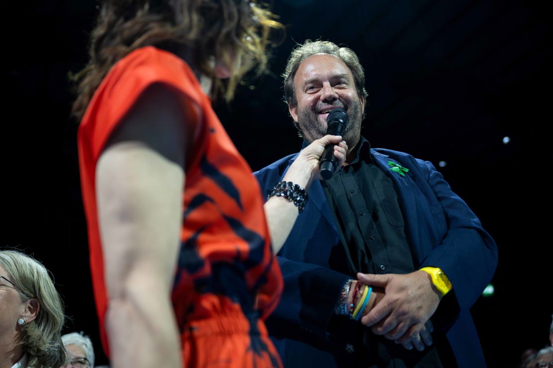 Mona Vetsch im Gespräch mit Regisseur und Schauspieler Florian Rexer.