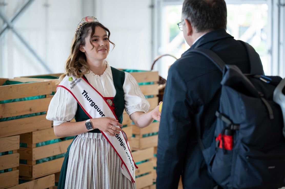 Auf den Heimweg gibt es einen Apfel, überreicht von der Thurgauer Apfelkönigin.