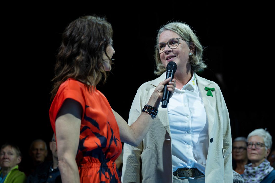 Moderatorin Mona Vetsch im Gespräch mit Karin König-Ess, Präsidentin des Thurgauer Turnverbandes.