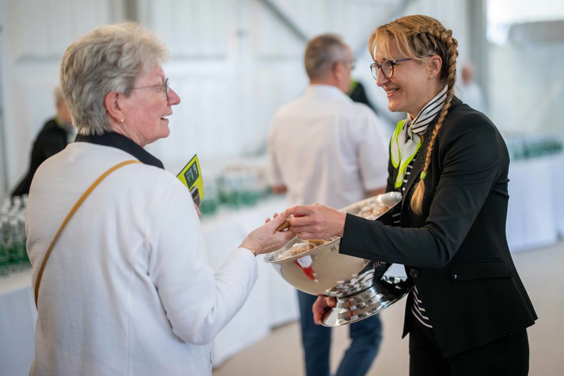 Die Gäste werden von TKB-Mitarbeitenden begrüsst.