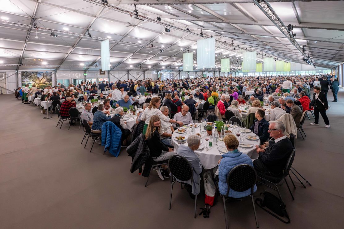 Blick ins Zelt neben der Bodensee-Arena, wo die Gäste ein serviertes Abendessen geniessen.