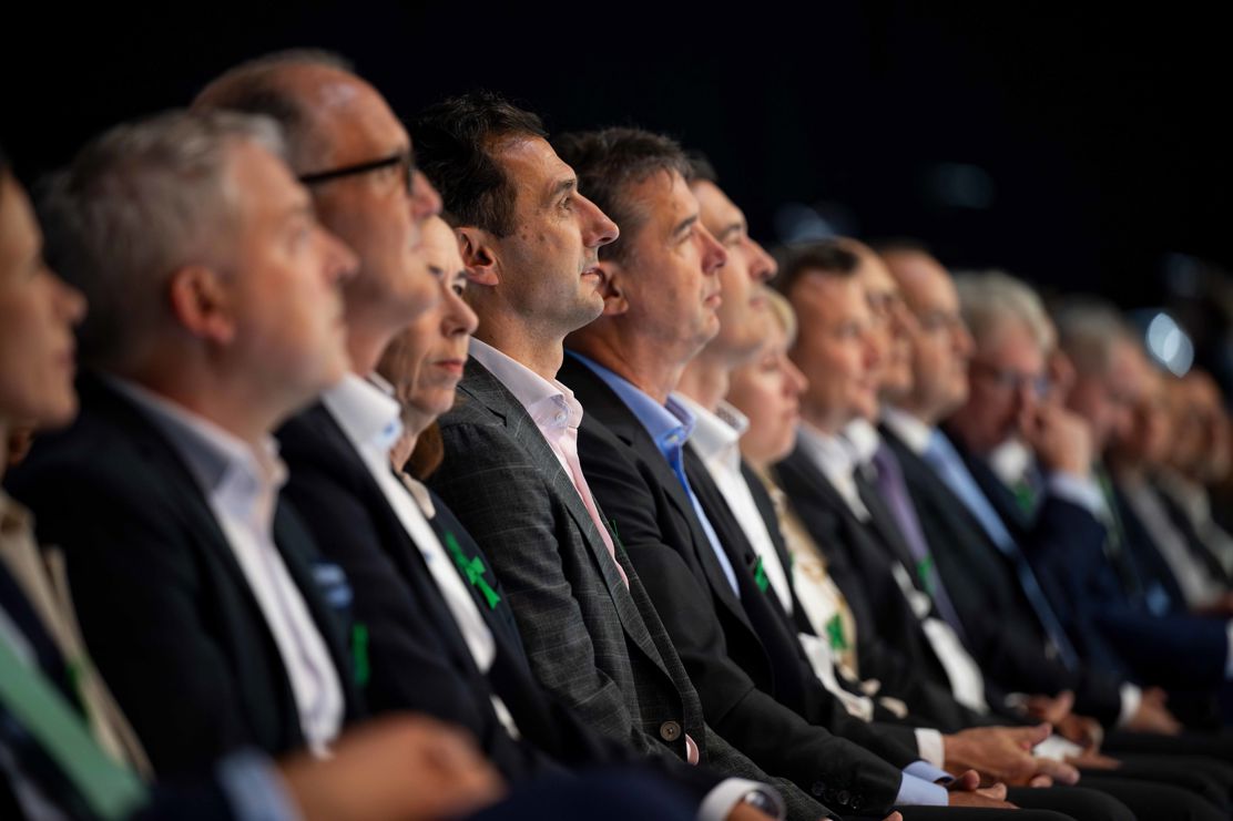 Gäste in der ersten Reihe verfolgen die Ausführungen auf der Bühne.