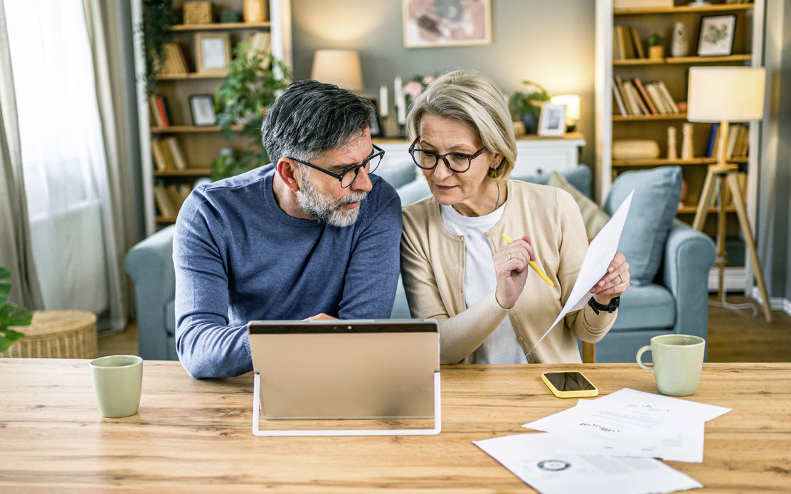 Ehepaar im mittleren Alter holt sich Tipps zur Anlage seines freiwerdenden Pensionskassenguthaben für eine sichere Pension und finanziellen Wohlstand im Alter.