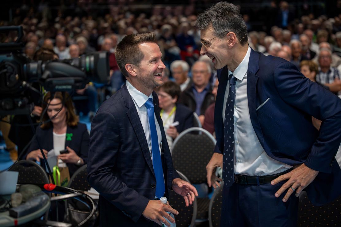 Nationalrat Pascal Schmid (links) und Bankpräsident Roman Brunner im Gespräch.