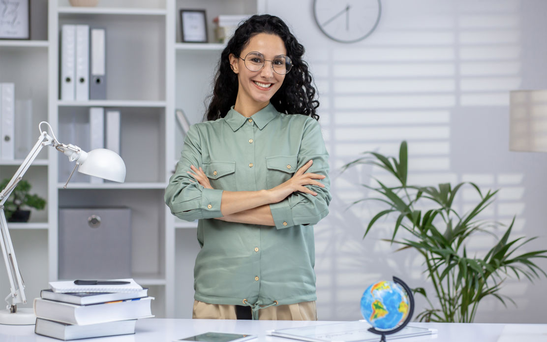 Eine junge Frau, die einen neuen Job hat und ihre Pensionskasse bei Stellenwechsel sowie ihre Krankentaggeldversicherung bei ihrem neuen Arbeitgeber gut  überprüft hat. Sie hat rundum gute Versicherungsleistungen bei ihrem neuen Arbeitgeber. 