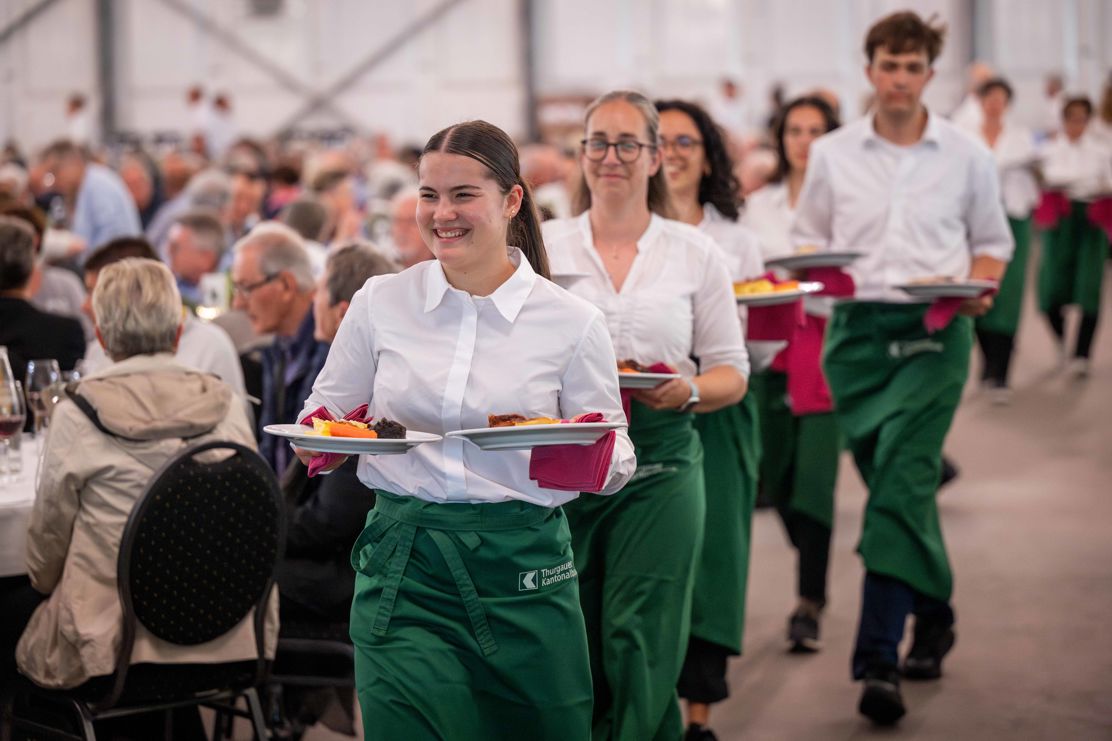 200 motivierte Helferinnen und Helfer aus 18 Thurgauer Sportvereinen servieren den Gästen das Abendessen.
